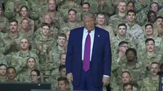 טראמפ בריקוד המסורתי שלו לעיני החיילים האמריקאים בקטר.
...
