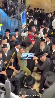 ל״ג בעומר שמח: לוחם גיבור שיצא מלבנון רוקד בהילולת הרשב״י....