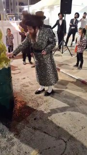 בהלה במיאלען. עובד זר השתחווה במעמד ההדלקה...