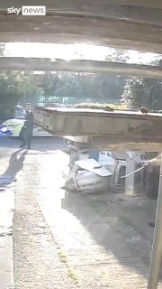 בריטניה: בן אדם עם חרב נעצר ע״י המשטרה אחרי שתקף אזרחים...