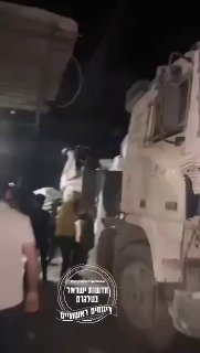 בעזה פורקים קמח ממשאיות הסיוע שנכנסו מוקדם יותר...