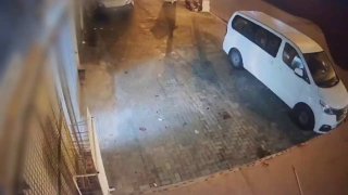 תיעוד: צעיר הצית עסק במינימרקט בבני ברק. שוטרי תחנת בני...