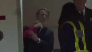 נשיא צרפת מקרון תועד כשהוא חוטף סטירה מאשתו...