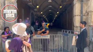 המשטרה סוגרת את הסמטה המובילה להר הבית כדי לאבטח את מצעד...