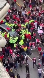 חשד לפיגוע דריסה בליברפול בלונדון: רכב פגע בקהל במהלך מצעד...