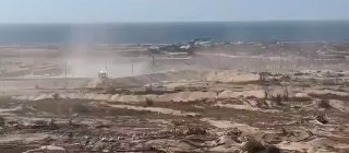 כאוס במרכז החלוקה - אלפי עזתים פרצו למתחם הסיוע ההומניטרי...