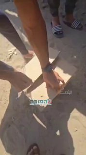 עזתי מציג את המארז 