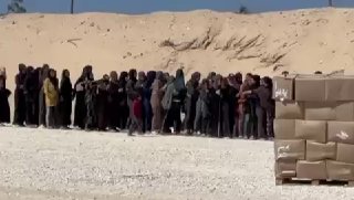 ההמונים מריעים לחברה הזרה שמחלקת את המזון...