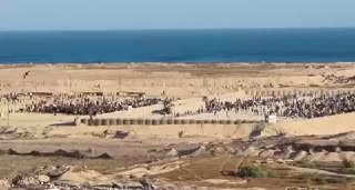 המונים במרכז החלוקה...