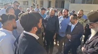 על הקבר המשותף לאשתו ולבנו בן ה-15 ימים: חננאל גז שר לבנו דביר...