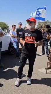 שי וינקרט אביו של עומר שנחטף ושוחרר משבי החמאס משתתף בחסימת...