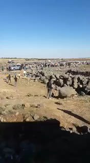 תושבי קונייטרה ברמת הגולן הסורית הסירו את דגל ישראל מרכב של...