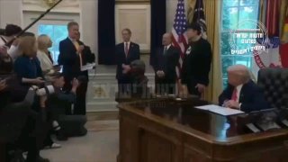 טראמפ נשאל על התקרית המביכה של מקרון, והגיב: שידאג לסגור את...