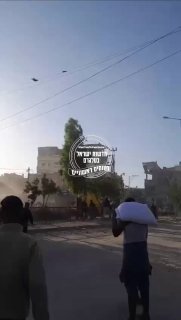 דיווחים מעזה: אזרחים בזזו משאיות קמח שהגיעו לאזור חאן יונס...