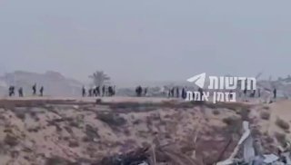 המוני עזתים באחת מנקודות חלוקת המזון שברצועה...