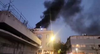 דיווח ראשוני: שריפה פרצה באחד הבניינים באזור אלנבי, ככל הנראה...