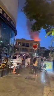 תיעוד נוסף מהשריפה באלנבי תל אביב אזרחים מתאספים ליד...