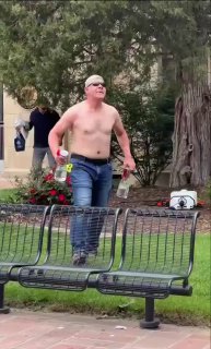 תיעוד נוסף של המחבל בזירת הפיגוע בקולורדו, ארה״ב....