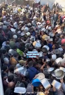 עזתים חוטפים אוכל ממרכזי החלוקה...