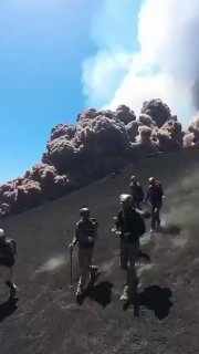 תיעוד נוסף של בריחת התיירים במהלך התפרצות הר הגעש אתנה...