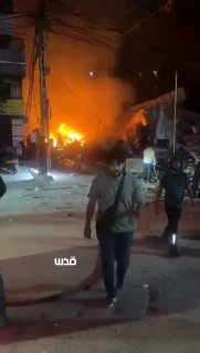 שריפות פרצו כתוצאה מהתקיפה ישראליות על מבנים בפרברים...