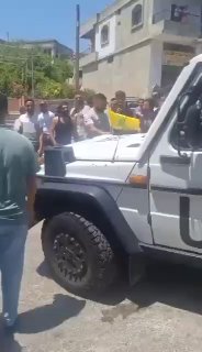 תושבים מהכפר שריפה בדרום לבנון תוקפים רכב של יוניפיל לאחר...