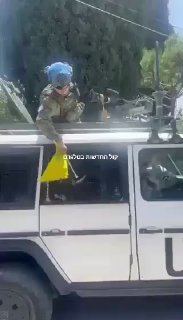 תומכי חיזבאללה עם דגלים בכפר סריפא בנפת צור, בדרום לבנון,...