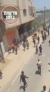 עזתים בוזזים את המחסנים שבהם מאחסנים את הסיוע...