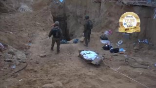 הוצאת גופת סינואר מהמנהרה...