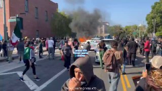 לוס אנג'לס המפגינים הזמינו מוניות אוטונומיות והרסו אותן...