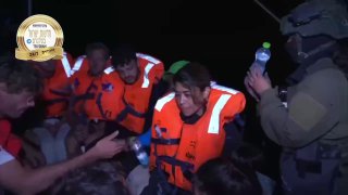 ‏תיעוד: משתתפי המשט לעזה מקבלים לאחר מעצרם מזון ושתייה...