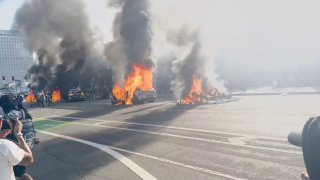 מפגינים בלוס אנג'לס הציתו ניידות משטרה...