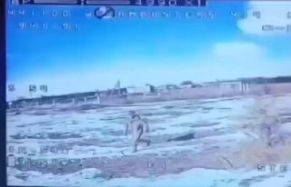 חייל רוסי משמיד רחפן מתאבד אוקראיני על ידי זריקת מכשיר קשר...