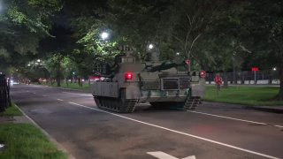 טנקים נוסעים דרך וושינגטון הבירה לקראת יום הולדתו ה-250 של הצבא...