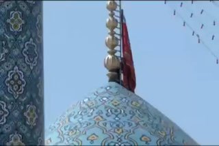 אחרי המתקפה: הדגל האדום שמסמל נקמה הונף מעל מסגד ג'מכראן בעיר...