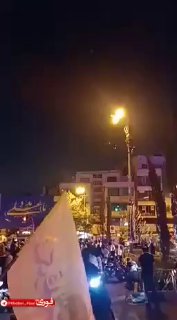 איראנים מתאספים ב״כיכר המהפכה״ לצפות במיירטים מנסים לסכל את...