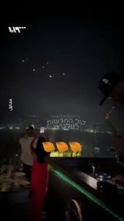 מחבל לבנוני מנגן בסקסופון בזמן שטילים איראניים בדרך לישראל...