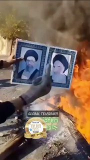 איראנים שורפים תמונות של האייתולה חומייני (מחולל המהפכה...