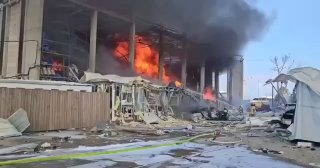 המחסן שנפגע ועולה בלהבות...