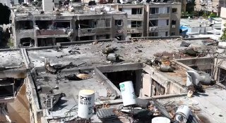 תיעוד ממעוף הציפור: הנזק העצום שנגרם בחולון מפגיעת הטיל הבוקר...