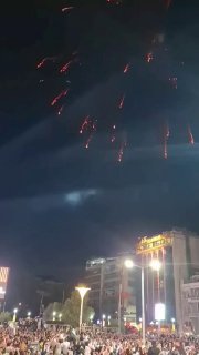 חגיגות הלילה בדמשק לאחר הודעת טראמפ על הסרת הסנקציות.
...