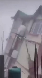 סופת ציקלון בהודו: בניין בן חמש קומות קרס בעיר שימלה שבמדינת...