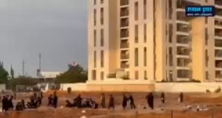 חרדים קיצונים שורפים ציוד של חברת אאורה באתר בניה ביהוד שבו...