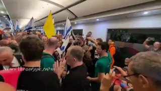 נבחר ציבור בן 70 מותקף על ידי מוחים מנומסים (כמובן), זבל נזרק על...