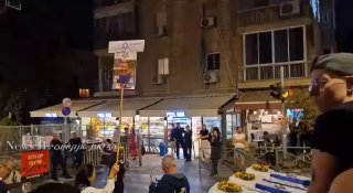 שימו לב למה שקורה כעת מול בית ראש הממשלה נתניהו!!...