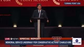 🇺🇸 איש התקשורת טאקר קרלסון הלילה בעוד מופע אימים אנטישמי...