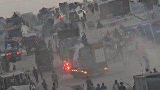 תומכי חמאס בעזה זורקים אבנים וצועקים 