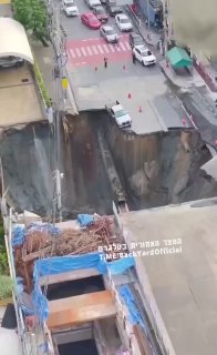 התיעוד הזה מגיע אלינו מבנגקוק. בולען ענק נפער במרכז העיר 
...