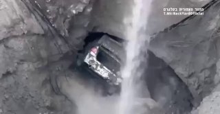 התיעוד הזה מגיע אלינו מבנגקוק. בולען ענק נפער במרכז העיר ...