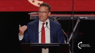 עשרות אלפי בני אדם הגיעו לחלוק כבוד לצ'רלי קירק באירוע...